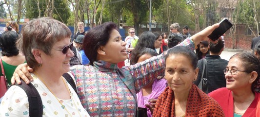 Das Bild zeigt Gisela De Lorie und weitere Frauen bei der Weltfrauenkonferenz in Nepal