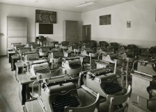 Schreibmaschinensaal im Neubau der Handelsschule Max Schwenzer (1955) - Stadtarchiv