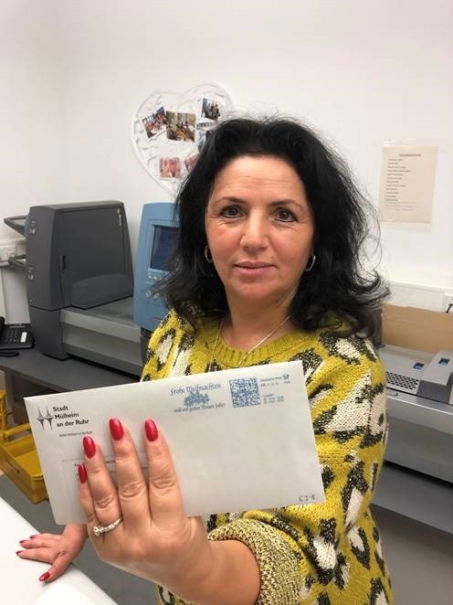 Die Leiterin der städtischen Poststelle Zübeyde Cilga mit einem der rund 4.000 Brief die die Stadtverwaltung täglich versendet - Volker Wiebels