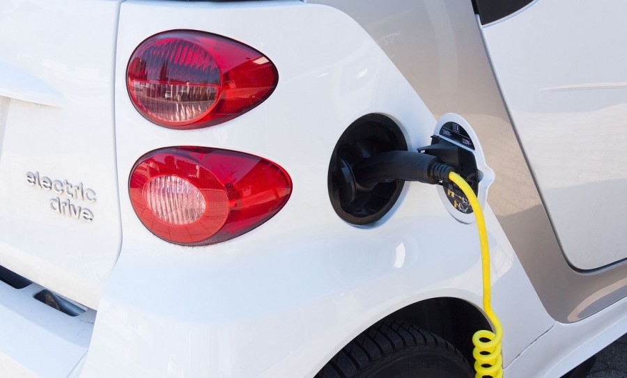 Elektro-Auto tankt Strom. Umwelt- und klimafreundliche Mobilität - Pixabay
