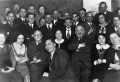Der Mülheimer Rabbiner Dr. Leopold Neuhaus (vorne rechts, mit Brille) im Kreis von Mitgliedern der Synagogengemeinde