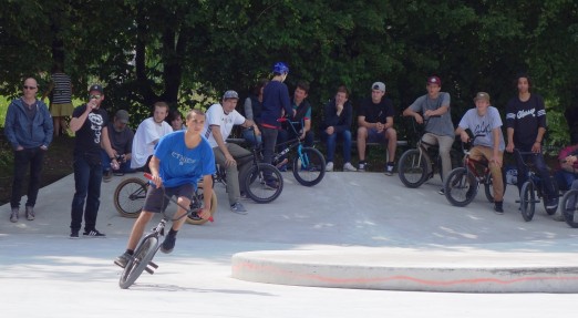 BMX-Fahrer und Publikum bei der Eröffnung der Skateanlage Südstraße am 18. Juni 2016