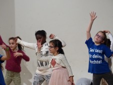 Kinder der Gemeinschaftsgrundschule am Dichterviertel tanzen zum Thema Kinderrechte (Leitung unter Harald Schulte)