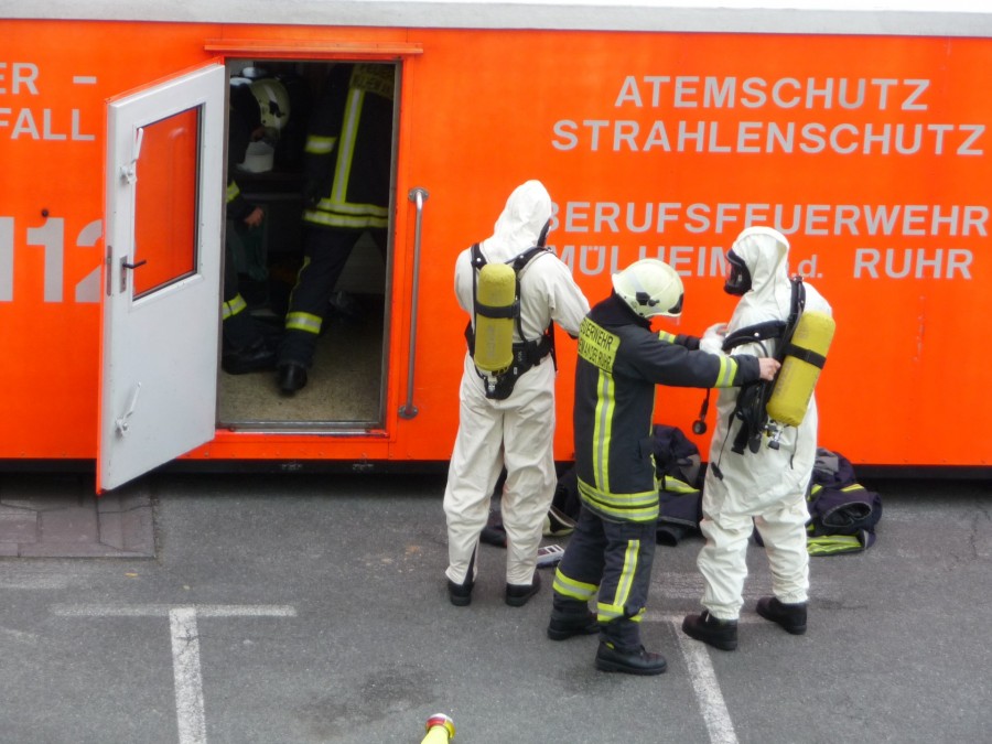Für Einsätze mit radioaktiven Materialien steht die Strahlenschutzausrüstung zur Verfügung. - Feuerwehr Mülheim