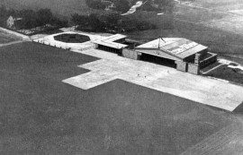 Die Flugzeughalle mit Abfertigungsgebäude (1927)