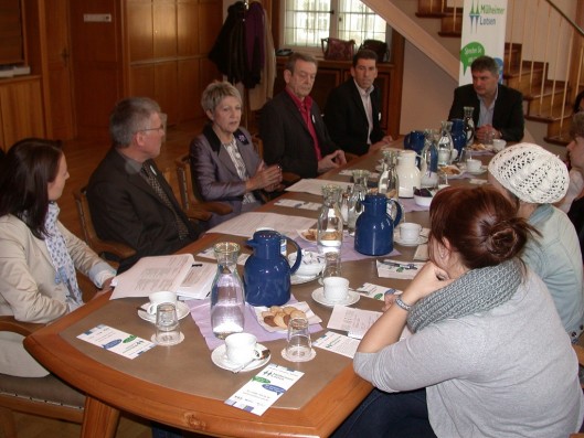 Oberbürgermeisterin Dagmar Mühlenfeld (links mitte) mit dem wissenschaftlichen Leiter des Projektes Mülheimer Lotsen, Prof. Dr. Herbert Schubert(FH Köln, 2. V.l.) und einigen der neuen Mülheimer Lotsen.