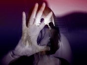 Frauenhand auf Abwehr, schemenhaft sind im Hintergrund männliche Silhouetten zu sehen. Gewalt, Hilfetelefon, Gleichstellungsstelle