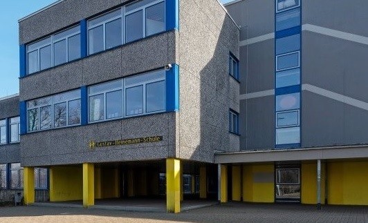 Außenansicht der Gustav-Heinemann-Gesamtschule in Mülheim-Winkhausen - Onlineteam