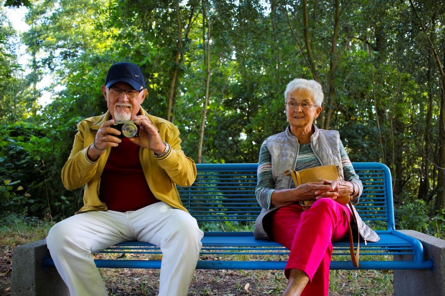 Ältere Menschen im Park auf einer Bank. Senioren, Seniorinnen, Rente, Ruhestand - Pixabay