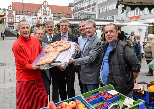 Der Betrieb der Mülheimer Wochenmärkte wird von der Stadt offiziell an die Deutsche Marktgilde eG übergeben. Wochenmarkt auf der Schloßstraße. 01.07.2016 Foto: Walter Schernstein 