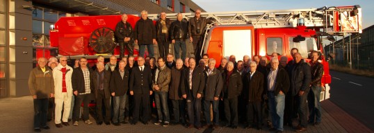 Einmal im Jahr findet ein Treffen der Pensionäre der Feuerwehr Mülheim statt. In gemütlicher Runde werden hier alte Geschichten erzählt. Hier einige Impressionen des diesjährigen Treffens. Quelle/Autor: Thorsten Drewes Einmal im Jahr findet ein Treffen der Pensionäre der Feuerwehr Mülheim statt. In gemütlicher Runde werden hier alte Geschichten erzählt. Hier einige Impressionen des diesjährigen Treffens.