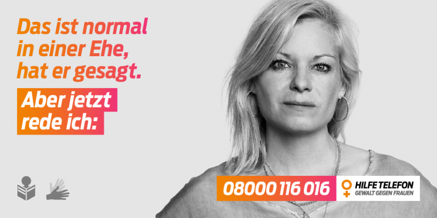 Kampagnenbild des Hilfetelefons bei Gewalt gegen Frauen. Blonde Frau, im Bild steht geschrieben: Das ist normal in einer Ehe hat er gesagt. Aber jetzt rede ich: - hilfetelefon.de