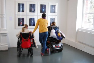 Kunst sehen und erleben ist eine integrative Kunst-Workshopreihe für Menschen mit Lernschwierigkeiten oder geistiger Behinderung, bei der eine Begegnung mit Kunst unter Einbezug aller Sinne ermöglicht wird. 