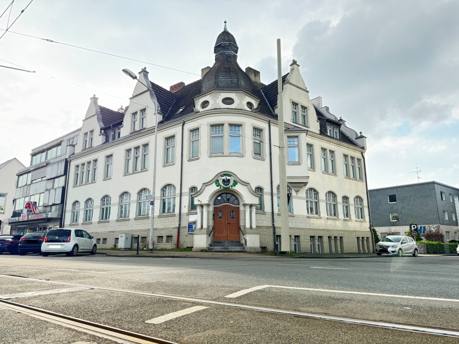 Das Foto zeigt das zum Verkauf stehende städtische Gebäude an der Mellinghofer Straße 275, das ehemalige Bürgermeisteramt. - ImmobilienService der Stadt Mülheim an der Ruhr