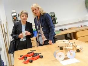 Oberbürgermeisterin Dagmar Mühlenfeld im Gespräch mit der Schulleiterin Ingrid Lürig, in der Willy-Brandt-Schule beim zdi-Partnertreffen am 28. April 2015.