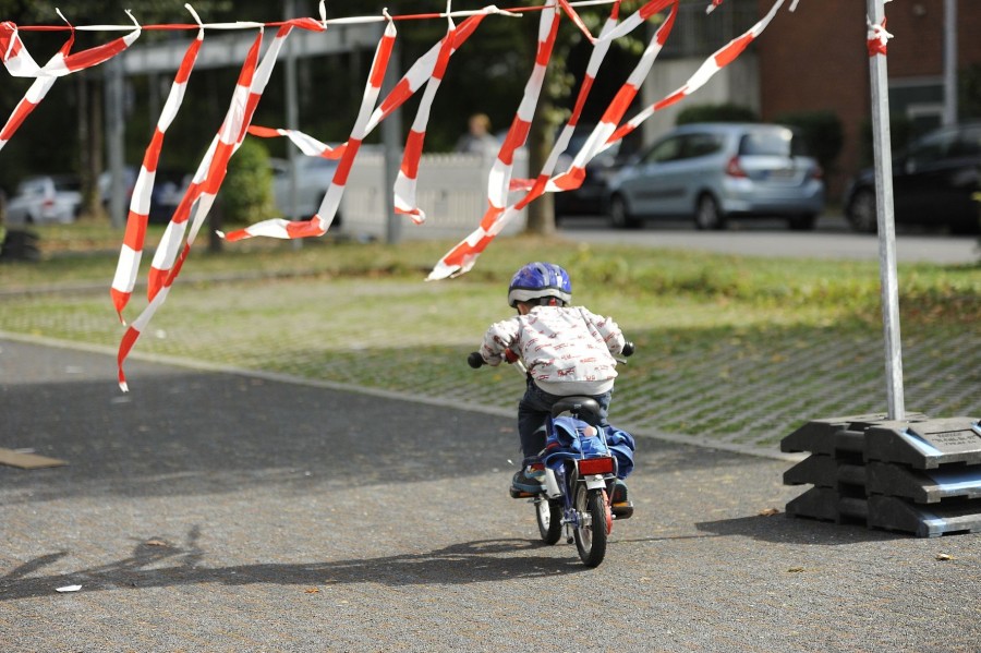 Über zehn Stationen zum Rollenden Kibaz: Der Parcours (im Bild eine Station bei der Veranstaltung im Jahr 2018 mit einem kleinen Jungen auf einem Fahrrad) wird sich auch in diesem Jahr sehr abwechslungsreich gestalten. - Claudia Pauli
