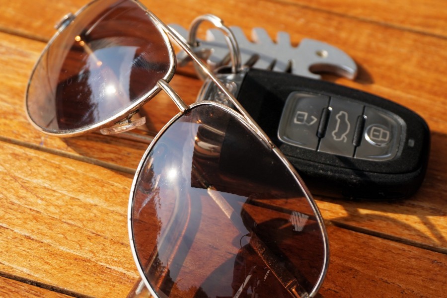 Autoschlüssel und Sonnenbrille. Kfz, Pkw,Fahrzeuge. - Bild von Andreas Lischka auf Pixabay