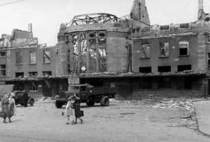 Das Empfangsgebäude des Hauptbahnhofs mit den Zerstörungen des Zweiten Weltkriegs