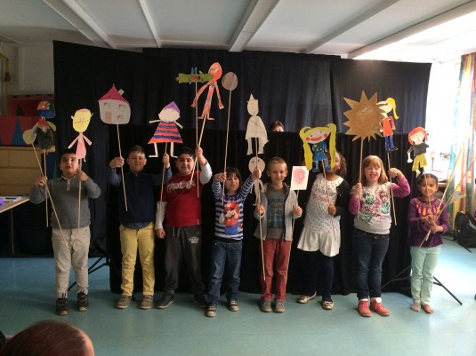 Was wäre wenn...?!  - Theater, Reisen und Geschichten. Die Kinder in der Gemeinschaftsgrundschule Styrum erzählten am 11. april 2015 mit selbst gebauten Stabpuppen Geschichten von Zauberern, verrückten Hühnern und Freundschaft.