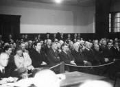 Die erste Ratssitzung am 4. November 1946: Viele Bürger*innen Mülheims versammelten sich  in der Aula des Staatlichen Gymnasiums an der Von-Bock-Straße auf der Tribüne hinter einer Absperrung. - Quelle/Autor: Stadtarchiv