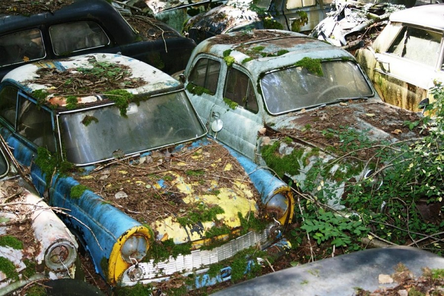 Altfahrzeuge. Diese alten Autos wurden von den Fahrzeughaltern vor langer Zeit abgemeldet. - Pixabay
