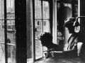 Ruhrbesetzung 1923: Zwei Angehörige der Rathauswache blicken durch ein zerschossenes Fenster auf die am Rathaus vorbeiführende Hindenburgstraße (heute Friedrich-Ebert-Straße). - Stadtarchiv