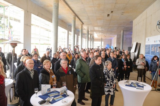 Ruhrquartier-Richtfest: Das Interesse ist groß. 250 geladene Gäste kamen in die imposanten Gastronomieräume des neuen Quartiers direkt am Fluss.