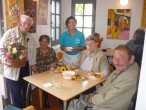Die Bewohner der Senioreneinrichtung in der Theodor Fliedner Stiftung sind begeistert vom Engagement der städtischen Mitarbeiterin Zübeyde Cilga.