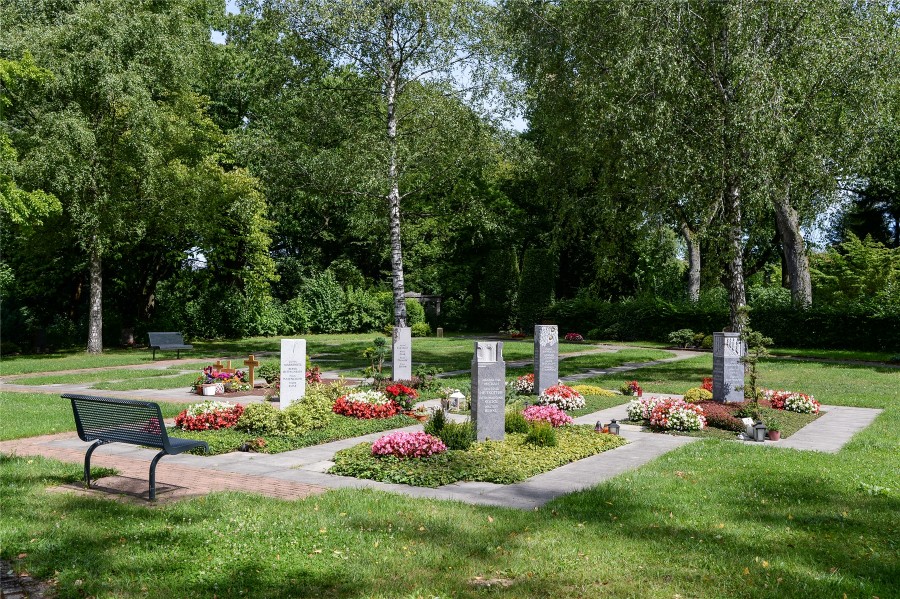 Urnengemeinschaftsgräber auf dem Hauptfriedhof in Mülheim - Walter Schernstein