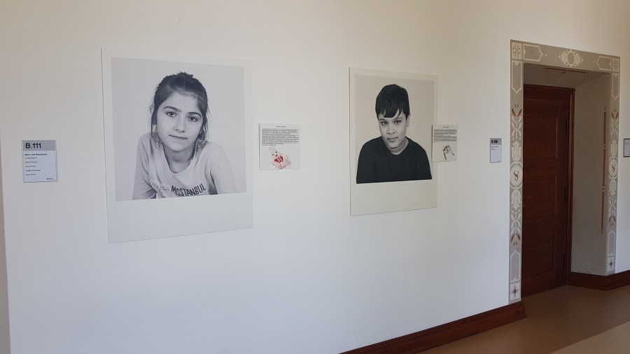 Foto der Ausstellung Auf den Punkt 1 reduziert im Historischen Rathaus - Geflüchtete Kinder zeigen Schätze aus der verlorenen Heimat - Tobias Grimm