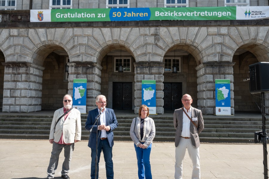 Begrüßung im Rahmen von 50 Jahren Bezirksvertretungen (von links): Bezirksbürgermeister Edgar Simon (BV 1), Oberbürgermeister Marc Buchholz, Bezirksbürgermeister Heinz-Werner Czeczatka-Simon (BV 2) und Bezirksbürgermeisterin Elke Oesterwind (BV 3). - Online Team, Referat 1 - Helena Grebe Begrüßung im Rahmen von 50 Jahren Bezirksvertretungen (von links): Bezirksbürgermeister Edgar Simon (BV 1), Oberbürgermeister Marc Buchholz, Bezirksbürgermeister Heinz-Werner Czeczatka-Simon (BV 2) und Bezirksbürgermeisterin Elke Oesterwind (BV 3). - Online Team, Referat 1 - Helena Grebe