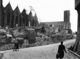 Im Vordergrund die kriegszerstörte Petrikirche, dahinter die zerstörte Marienkirche (um 1947)