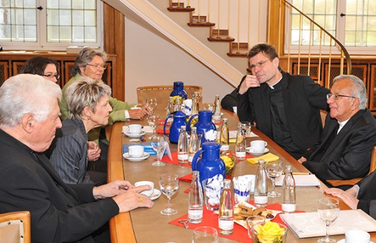Oberbürgermeisterin Dagmar Mühlenfeld begrüßt den Erzbischof von Cartagena (Kolumbien). 05.12.2012 Foto: Walter Schernstein