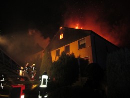 Gebäudebrand in der Silvesternacht. Schnell griffen die Flammen auf den Dachstuhl über.