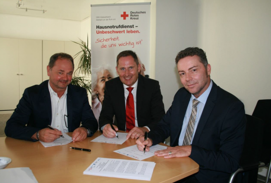 v. l. n. r.: Klaus Konietzka, Klaus-Jürgen Wolf, Jürgen Koch bei der Unterzeichnung der Kooperationsvereinbarung am 11. August 2015