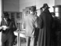 Historische Fotoaufnahme der ersten demokratischen Wahlen nach dem Ende des Zweiten Weltkriegs am 13. Oktober 1946 in Mülheim an der Ruhr.
 - Quelle/Autor: Kulturbetrieb / Stadtarchiv