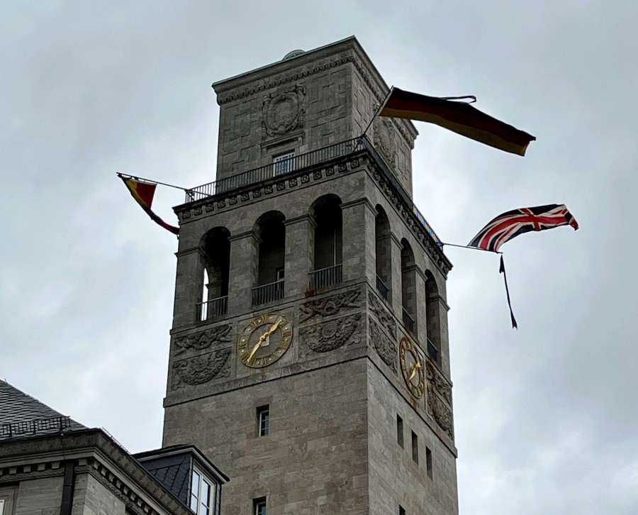 Trauerbeflaggung Königin Queen Elizabeth II Rathausturm Flagge Beflaggung - Cristina Batti/Onlineream