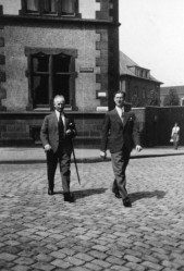 Karl Pless mit seinem Sohn Herbert auf dem Weg zum Gottesdienst in der Synagoge (1933)