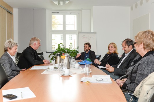 Oberbürgermeisterin Dagmar Mühlenfeld empfängt die beiden neuen Bundestagsabgeordneten Astrid Timmermann-Fechter (CDU) und Arno Klare (SPD) zu einem Meinungsaustausch im Rathaus.  14.10.2013 Foto: Walter Schernstein