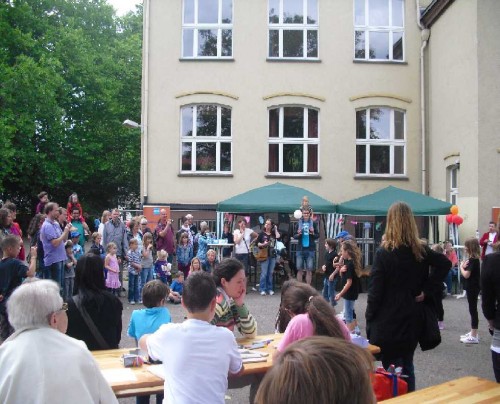 Am Sonntag, 17. Juli 2011, verwandelte sich der Schulhof der Gemeinschaftsgrundschule am Fünter Weg in einen Erlebnis-bereich für Kinder und Eltern.
