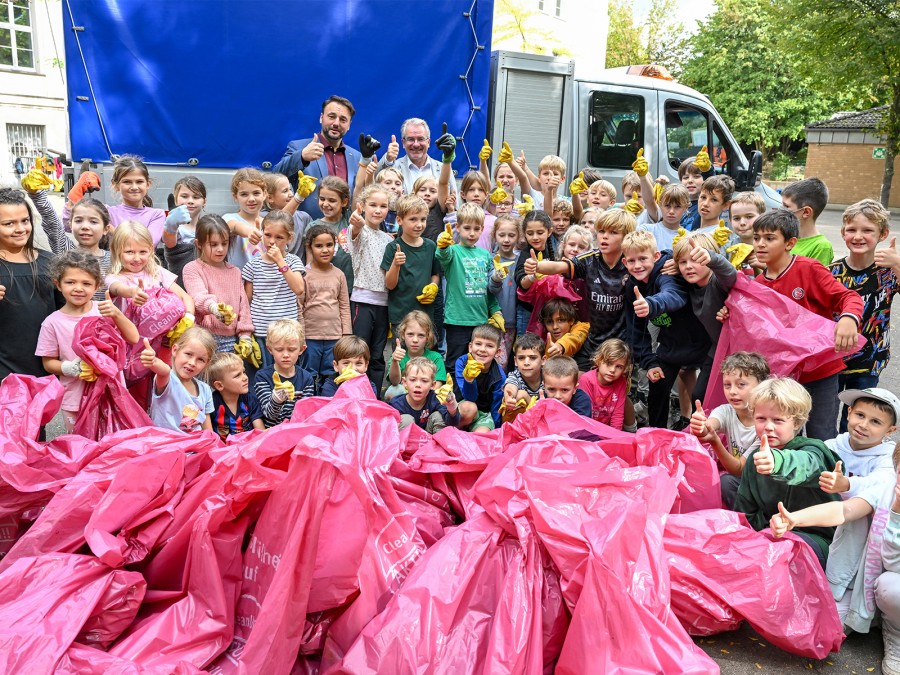 Oberbürgermeister Marc Buchholz und MEG-Geschäftsführer Timo Juchem bedankten sich Freitagmittag bei den Schülerinnen der Hölterschule, die bei dem Aufräum-Event Mülheim räumt auf fleißig Abfall und Müll aufgesammelt haben. - PR Fotografie Köhring