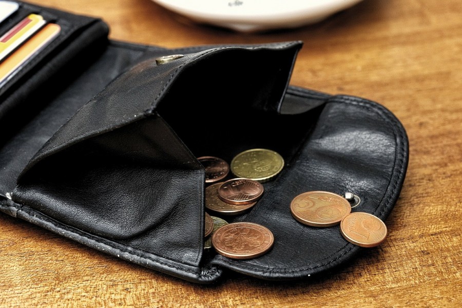 Brieftasche, Portemonnaie. Ein Bußgeldbescheid tut nicht nur der Geldbörse weh, sondern kann auch ein Fahrverbot beinhalten. - Pixabay