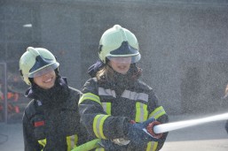 Am 23. April 2015 fand bereits zum zehnten Mal der Girls Day bei der Feuerwehr Mülheim statt. Die 23 teilnehmenden Mädchen konnten Einblicke in deren Arbeit nehmen - hier bei einer Übung mit dem C-Rohr.