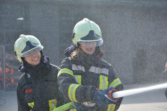 Am 23. April 2015 fand bereits zum zehnten Mal der Girls Day bei der Feuerwehr Mülheim statt. Die 23 teilnehmenden Mädchen konnten Einblicke in deren Arbeit nehmen - hier bei einer Übung mit dem C-Rohr.