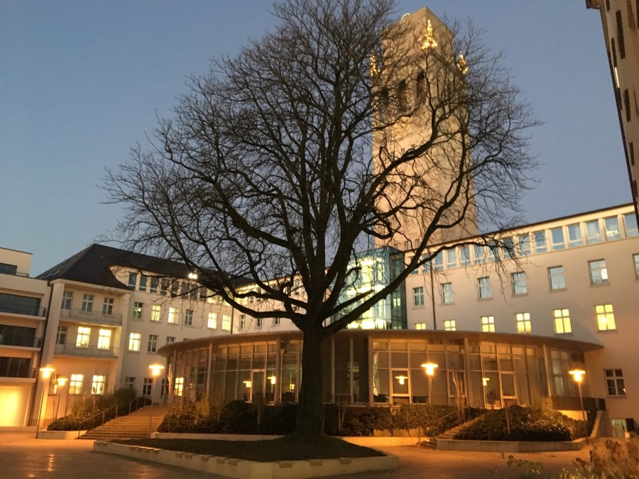 Rathausinnenhof mit Rotunde am Abend beleuchet - Anke van Löchtern