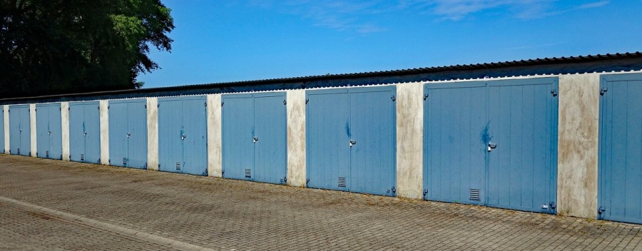 Garagenrehe mit blauen Toren, Stellplätze, Sicherheitshinweise der Feuerwehr - Pixabay