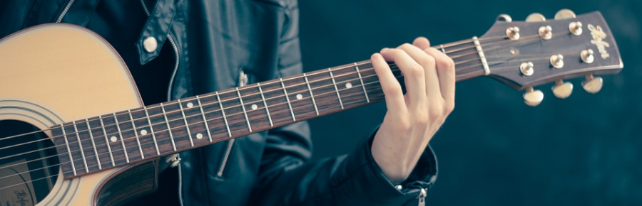 Bildausschnitt einer akustischen Gitarre, gespielt, Veranstaltungen der Musikschule Mülheim - Pixabay