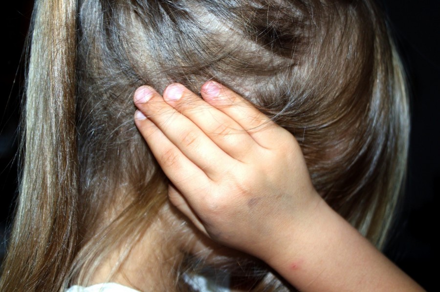 Ein Kind hält sich die Ohren zu, möchte offensichtlich etwas nicht hören. - Pixabay