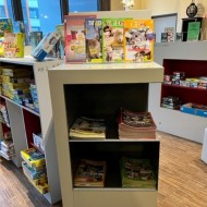 Die Kinderzeitschriften haben vorübergehend einen neuen Standort und befinden sich nun im Caf Sturmfrei. - V. Knickelmann
