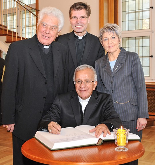 Oberbürgermeisterin Dagmar Mühlenfeld begrüßt den Erzbischof von Cartagena (Kolumbien). 05.12.2012 Foto: Walter Schernstein